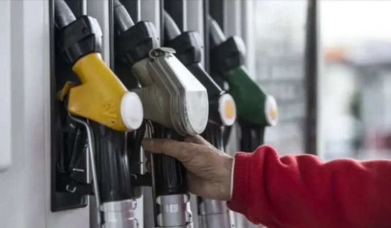 Motorine Bu Gece Zam Geliyor: Akaryakıtta Tabela Değişiyor