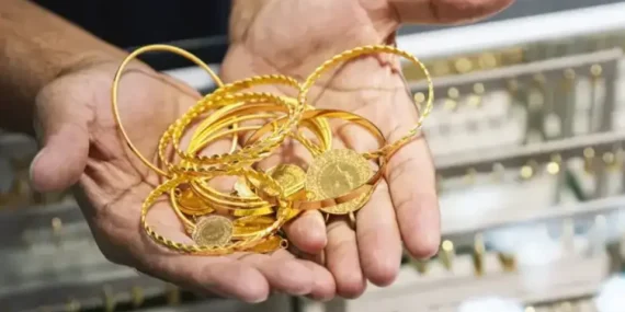 Altın Fiyatları Sert Geriledi: Fed’in Şahin Mesajı Piyasaları Sarstı