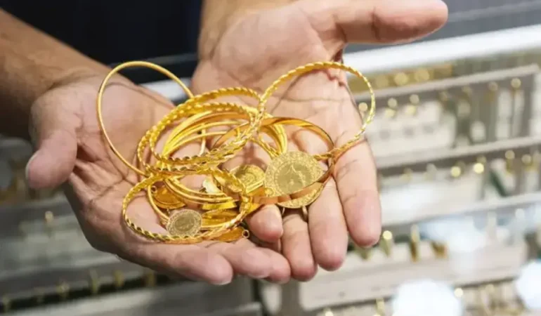 Altın Fiyatları Sert Geriledi: Fed’in Şahin Mesajı Piyasaları Sarstı