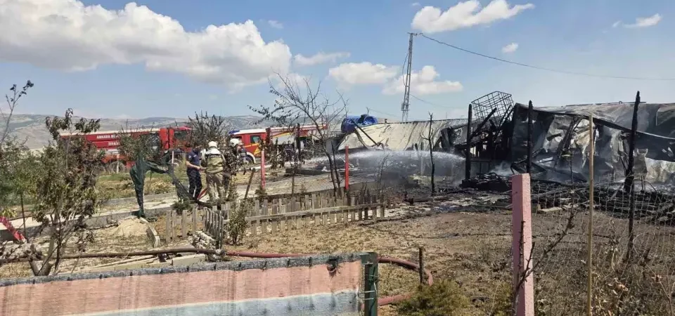 Ankara’da Yangın Dehşeti: 3 Ev Alevlere Teslim Oldu