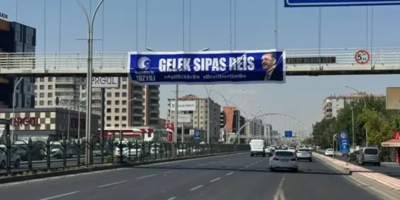 Diyarbakır’da Erdoğan İçin Kürtçe Pankart: “Çok Teşekkürler Reis”