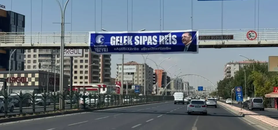 Diyarbakır’da Erdoğan İçin Kürtçe Pankart: “Çok Teşekkürler Reis”