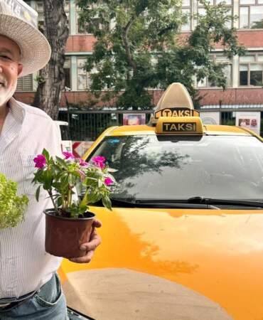 Müşteri Öndeki Aracı Değil, Onun “Çiçekli Taksi”sini Seçiyor