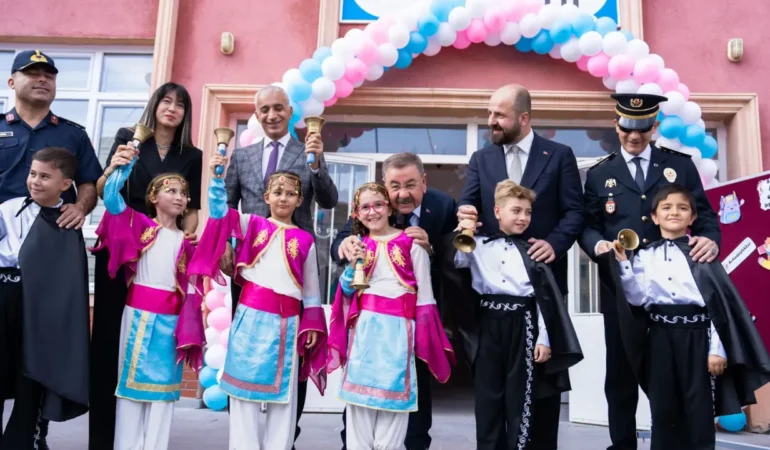 Başkan Odabaşı İlk Ders Zilinde Öğrencileri Yalnız Bırakmadı