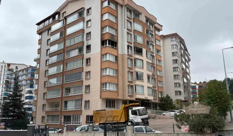 Ankara’da Ev Yangını: Mahsur Kalan Anne ile Oğlu Son Anda Kurtarıldı