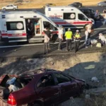Ankara’da Trafik Kazası: Direksiyon Hakimiyetini Kaybeden Otomobil Karşı Şeride Geçti (1 Ölü, 7 Yaralı)