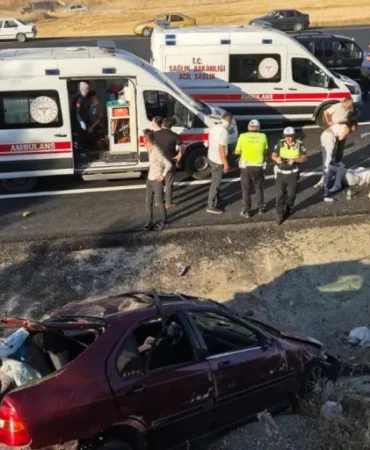 Ankara’da Trafik Kazası: Direksiyon Hakimiyetini Kaybeden Otomobil Karşı Şeride Geçti (1 Ölü, 7 Yaralı)