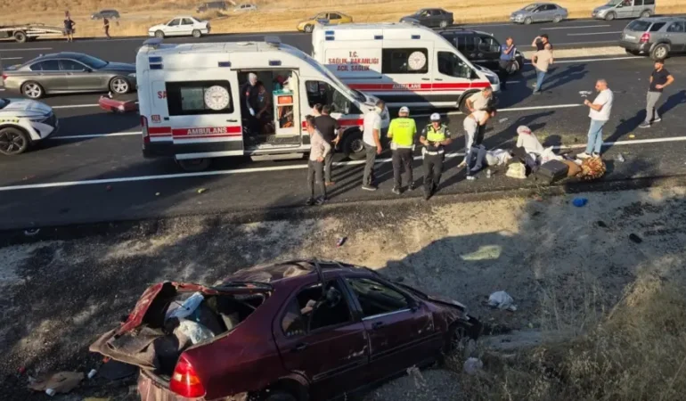 Ankara’da Trafik Kazası: Direksiyon Hakimiyetini Kaybeden Otomobil Karşı Şeride Geçti (1 Ölü, 7 Yaralı)