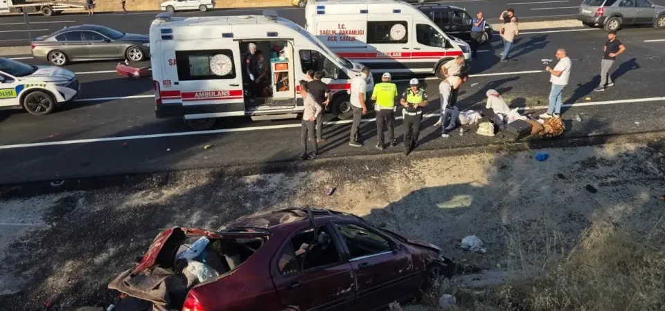 Ankara’da Trafik Kazası: Direksiyon Hakimiyetini Kaybeden Otomobil Karşı Şeride Geçti (1 Ölü, 7 Yaralı)