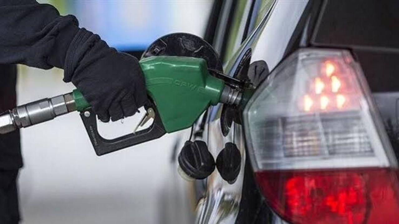 Benzine  Zam Geldi, Üç Büyükşehirde 80 TL Sınırı Aşıldı