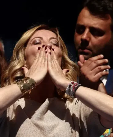 Meloni Tarihe Geçti: Rekorunu 10 Bin Kişiyle Kutlayacak
