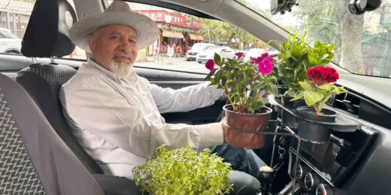 Ankara’da Çiçek Bahçesine Dönen Taksi Ziyaretçilerin İlgi Odağı Oldu