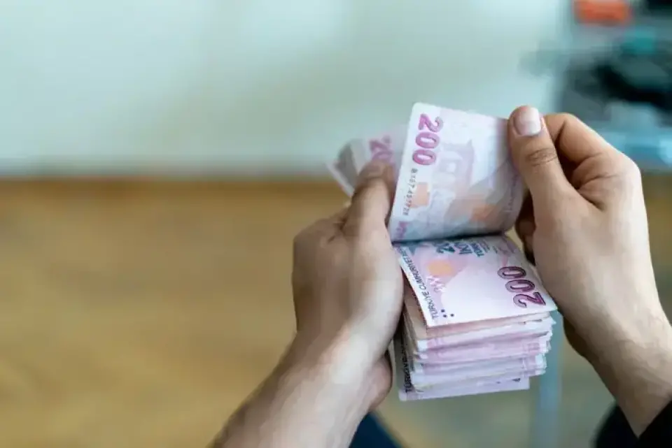 Bankalarda Yeni Faiz Oranları: Mevduat Getirileri Düşerken Kredi Maliyetleri Yükseldi