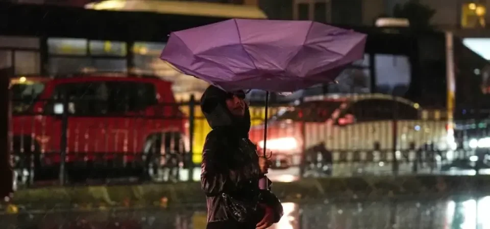 İstanbul’da Sağanak Yağış Bilanço Ağırlaştı: İki Can Kaybı, Yüzlerce Su Baskını ve Heyelan