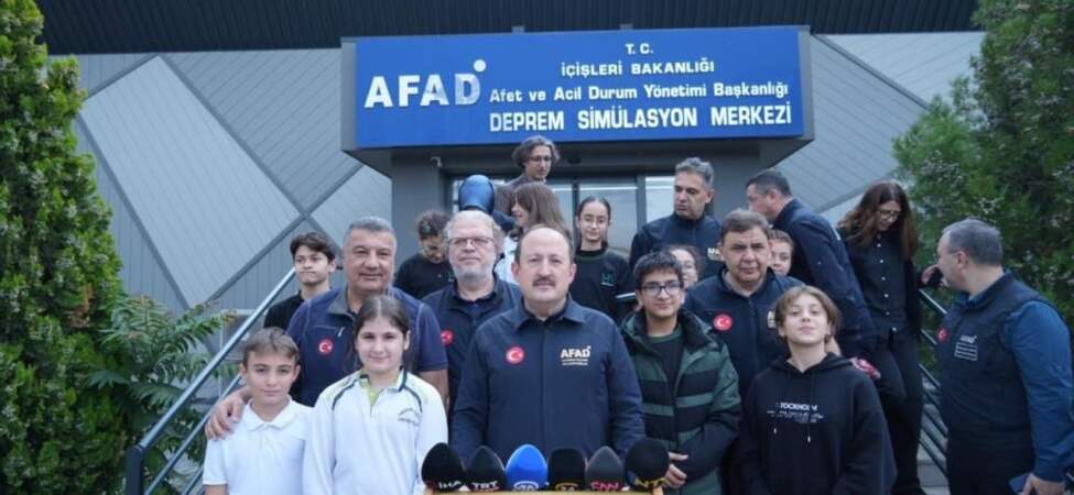 Ankara’da Öğrencilere Simülasyonla Deprem Eğitimi Verildi