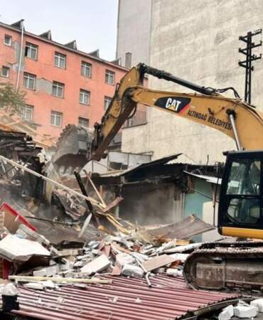Çankırı Caddesi’nde Sakıncalı Yapılar Altındağ Belediyesi Ekiplerince Yıkılıyor