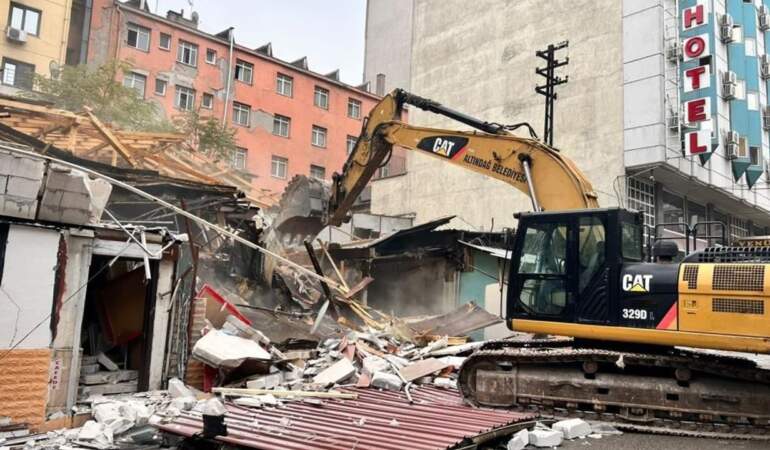 Çankırı Caddesi’nde Sakıncalı Yapılar Altındağ Belediyesi Ekiplerince Yıkılıyor