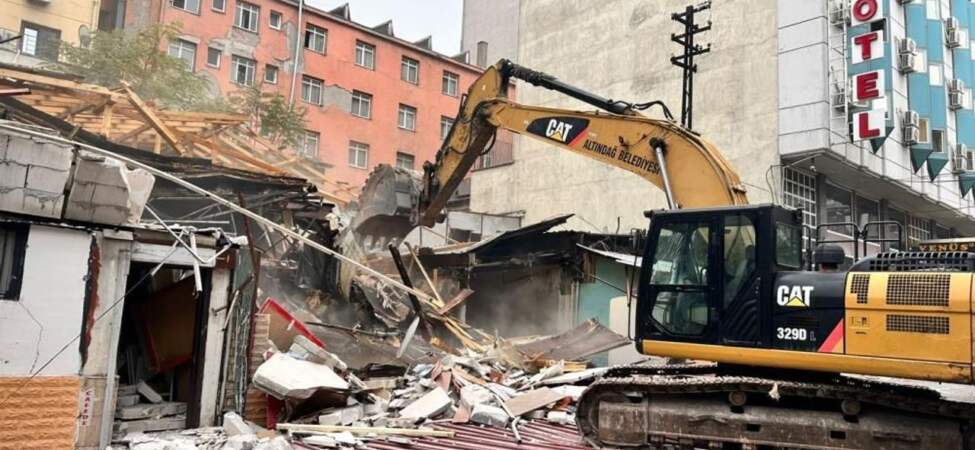 Çankırı Caddesi’nde Sakıncalı Yapılar Altındağ Belediyesi Ekiplerince Yıkılıyor
