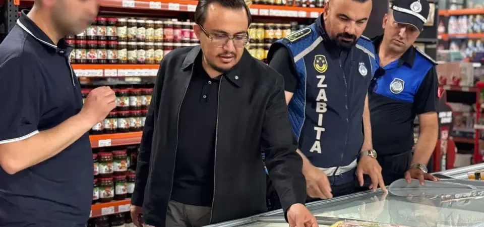 Markette Tepki Çeken Uygulama: Müşterilerin Çantalarının Bantlanması ve Dolaplara Konulması Soruşturma Konusu Oldu