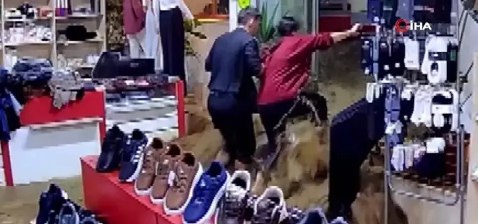 İstanbul’daki Sağanak Felaketi: Sarıyer’de Mağaza Sular Altında Kaldı