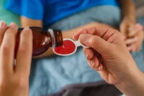 3 Yaşındaki Çocuğun Vefatında Ateş Düşürücü Şüphesi: Masum Sanılan İlaçlar Nasıl Risk Oluşturuyor?