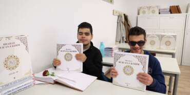 TDV’den Görme Engelli Öğrencilere Braille Kur’an-ı Kerim Hediyesi