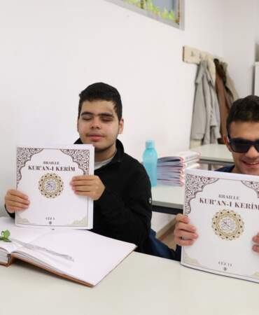 TDV’den Görme Engelli Öğrencilere Braille Kur’an-ı Kerim Hediyesi