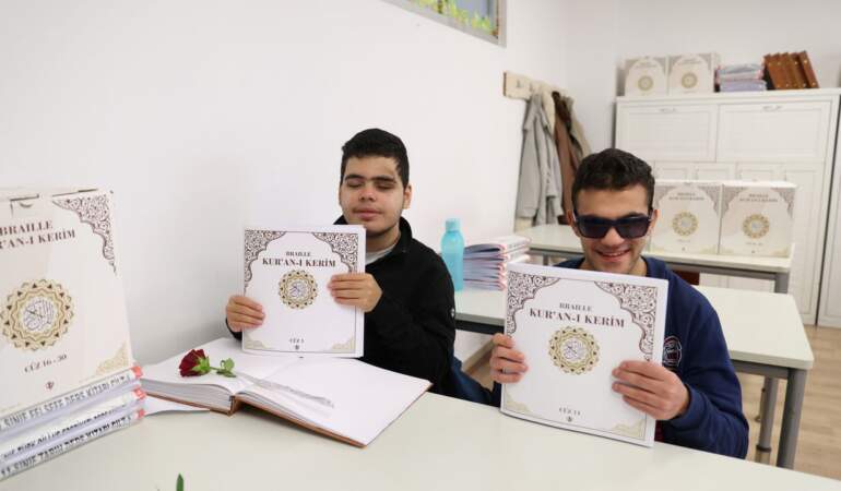 TDV’den Görme Engelli Öğrencilere Braille Kur’an-ı Kerim Hediyesi