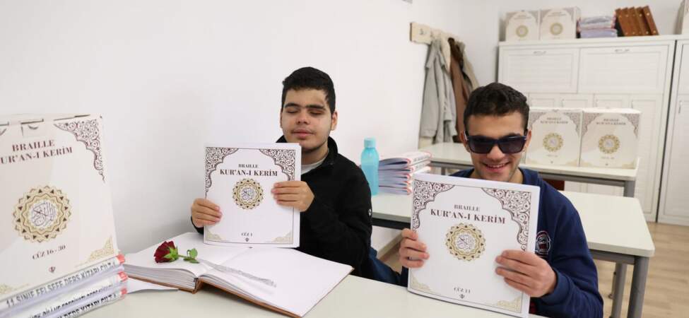 TDV’den Görme Engelli Öğrencilere Braille Kur’an-ı Kerim Hediyesi
