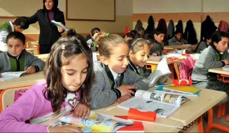 MEB İstatistikleri Eğitimdeki Eşitsizliği Gözler Önüne Serdi: Onlarca Kentte Sınıflar Türkiye Ortalamasının Üzerinde