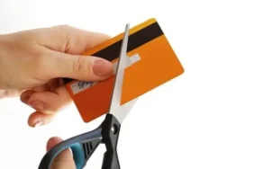 Kredi Kartını Makasla Kesmek Neden Tehlikeli? Uzmanlardan Milyonları İlgilendiren Uyarı