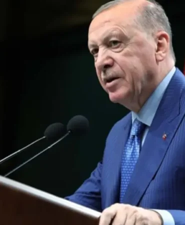 Financial Times’tan Türkiye Analizi: “18 Milyar Dolarlık Fon Skandalı Erdoğan’ın Konumunu Olumsuz Etkileyebilir”