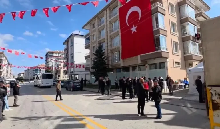 Şehit Polis Ahmet Türkoğlu’nun Baba Ocağına Türk Bayrağı Asıldı
