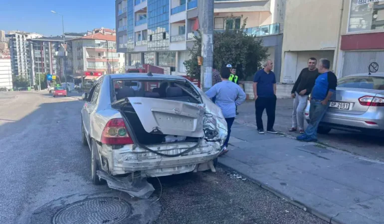 Ankara’da Kamyonet Park Halindeki 3 Otomobile Çarptı: Maddi Hasar Oluştu