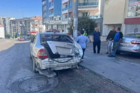 Ankara’da Kamyonet Park Halindeki 3 Otomobile Çarptı: Maddi Hasar Oluştu