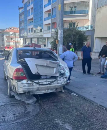 Ankara’da Kamyonet Park Halindeki 3 Otomobile Çarptı: Maddi Hasar Oluştu