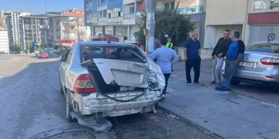 Ankara’da Kamyonet Park Halindeki 3 Otomobile Çarptı: Maddi Hasar Oluştu