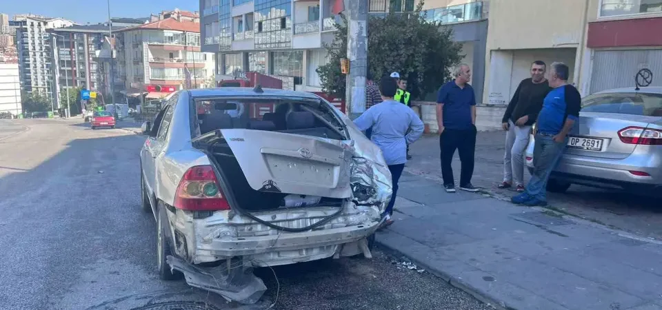 Ankara’da Kamyonet Park Halindeki 3 Otomobile Çarptı: Maddi Hasar Oluştu